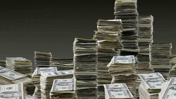 <p>Avrupa&#8217;da ok eitli endstrilerden milyarderlerin listeye girdii belirtilirken, Avrupa&#8217;nn en zengin kiisi ise dnyaca nl giyim markas Zara'nn sahibi spanyol i adam Amancio Ortega oldu.</p>  <p> </p>  <p> Amancio Ortega&#8217;nn serveti yaklak 75 milyar dolar. Ortega&#8217;y, 63 milyar dolarn biraz altndaki serveti ile Fransz i adam Arnault takip etti.</p>  <p> </p>  <p> Listeye Dou Avrupa&#8217;dan pek ok lke giremedi, nk bu lkelerin ekonomileri henz ok zengin milyarderler ortaya koymak iin yeterince gelimedi.  te How Much&#8217;n hazrlad haritaya gre Avrupa&#8217;nn en zenginleri, servetlerinin deeri ve faaliyet gsterdikleri alanlar:</p>