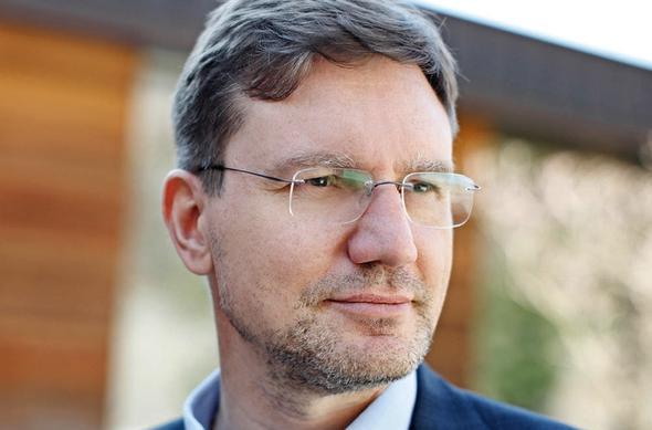 <p>27)   Ion Tiriac / ROMANYA</p>  <p> </p>  <p>        1.3 milyar dolar</p>  <p> </p>  <p>       Bankaclk, Sigorta</p>