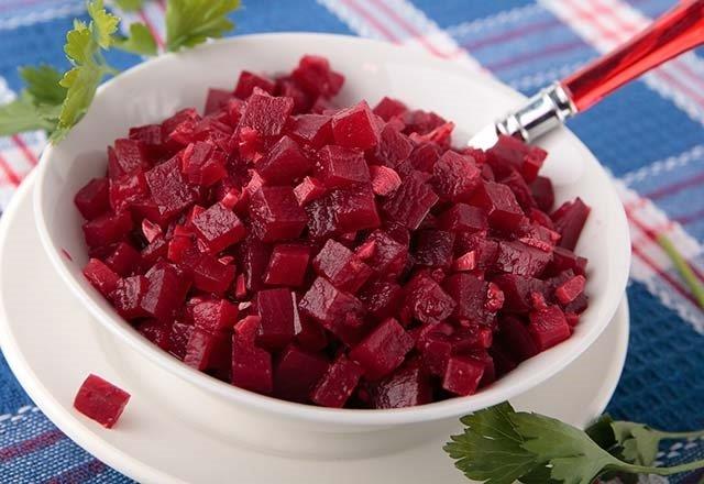 BAIIKLII GLENDRYOR  i<p>  Baklk sisteminin hcreleri grevlerini yerine getirebilmek iin C vitaminine ihtiya duyuyor. Enfeksiyon ve stres anlarnda plazmada C vitamini konsantrasyonu hzla dmeye balyor. Yaplan almalar; solunum yolu enfeksiyonu belirtilerinin azalmas ve hastalk sresinin ksa srmesinde yeteri kadar C vitamini almnn nemine iaret ediyor. Krmz pancar ieriindeki C vitamini sayesinde baklk sisteminin glenmesine yardmc oluyor.