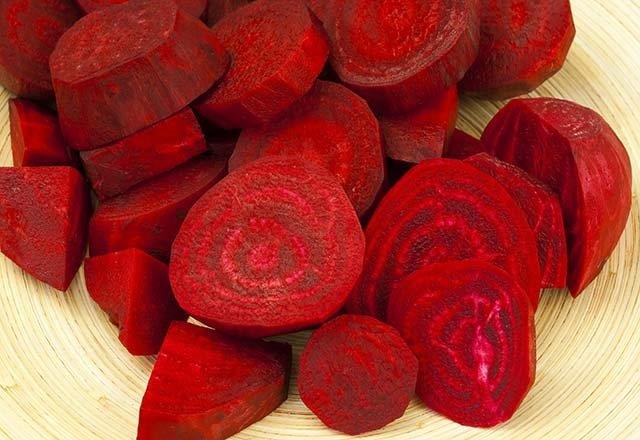 KAN BASINCINI DENGELYORi<p>    Yiyeceklerle alnan nitrat, vcutta nitrik okside indirgeniyor, nitrik oksit damarlar gevetip rahatlatyor. Bu da kan dolamn iyiletirerek, kan basncn dryor. Kan basncnn yksek seyretmesi kalp krizi, inme, kronik kalp yetmezlii ve bbrek hastalklarna neden olabiliyor. Hipertansiyon hastalaryla yaplan almalar, gnde 1 su bardan gememek artyla (250 ml) krmz pancar suyu tketimin kan basncn nemli lde drdn gsteriyor.