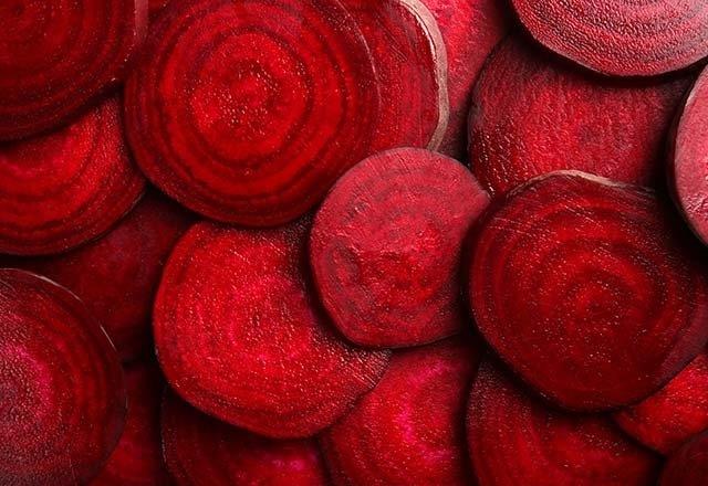 SNDRM SSTEMN DZENLYOR  i<p>  Beslenme ve Diyet Uzman Nur Ecem Bayd Ozman"Orta boy bir krmz pancar yaklak 4 gram diyet posas ierir ve bu sayede barsaklarmz korurken, barsak hareketlerini dzenleyerek kabzlk, hazmszlk, ikinlik gibi sorunlar nler.Ayrca yeterli posa tketimi kolon kanserine kar koruyucu niteliktedir" diyor.