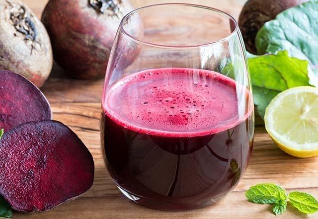 KALB KORUYOR, KANSERLE SAVAIYOR  i<p>  Krmz pancara mor rengini veren betalain ayn zamanda yksek oranda antioksidan zellik gsteriyor. Vcudumuz her gn dardan gelen ya da kendi oluturduu serbest radikallere yani kanserden kronik kalp yetmezliine dek birok hastala neden olabilecek zararl maddelere maruz kalyor. Krmz pancar ieriindeki betalainin antioksidan zellik gstermesi sayesinde bu serbest radikallerle savayor ve bu zellii sayesinde kalbi koruyor, kansere kar savayor. Ayrca krmz pancarda bulunan betalain, plazmada bulunan ve kalp hastalklarnn olumasna neden olan homosistein dzeyini azaltarak da kalp hastalklarna kar koruyor.