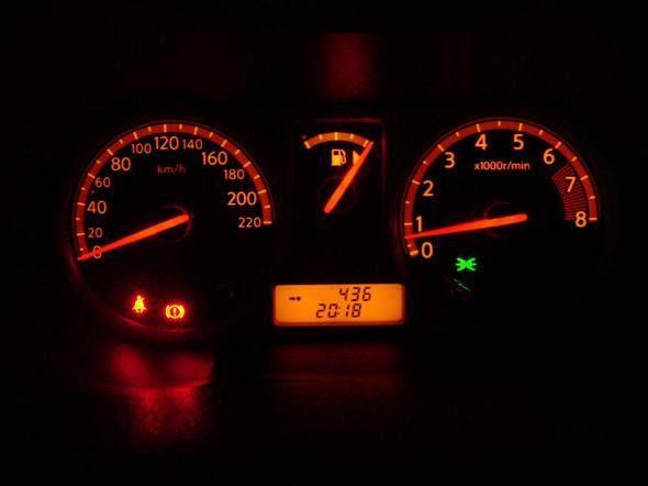 Benzin gstergesindeki ok iaretine bakarak aratan inmeden arabann yakt depo kapann ne tarafta olduunu anlayabilirsiniz. Bylece benzin istasyonuna girerken nasl park edeceinizi bilirsiniz.