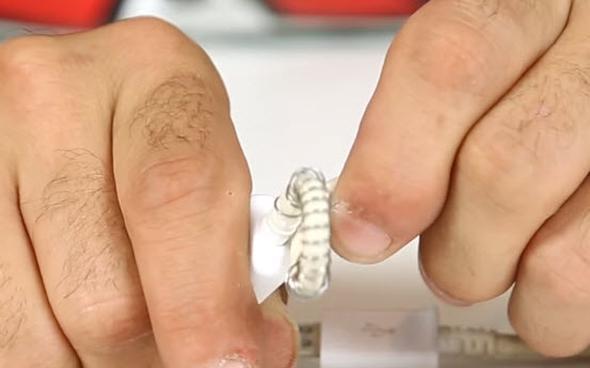 Kablonuzu krsanz bile yay sayesinde gerilecek ve kablonuz bundan zarar grmeyecek!