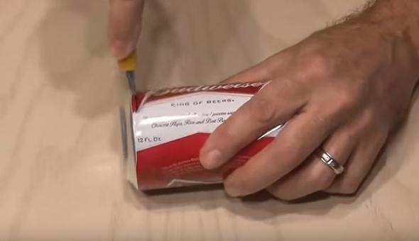 Ardndan teneke kutunun alt ksmn keselim.