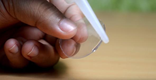 Tutkal kullanarak her iki paray birbirine yaptryoruz.