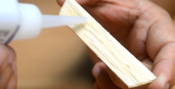 Ufak bir karton parasna ihtiyacmz var; ki iki pet ieyi birletirebilelim.