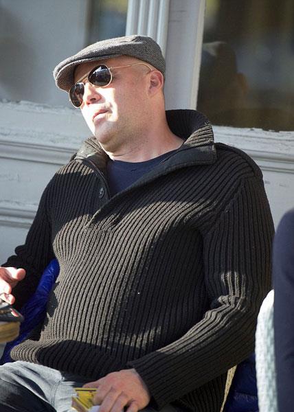 50 yandaki Zane, bir arkadayla kahve iip sohbet ederken objektiflere takld.