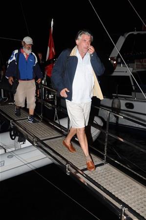 Yusuf Kenan Kalav, 1 Kasm 1961 tarihinde Alman Suzi Hanm ile Mardinli kimya profesr Cevat Bey'in olu olarak dnyaya geldi. stanbul zel Alman Lisesi'ni bitirdikten sonra Marmara niversitesi Basn Yayn Yksekokulu'ndan mezun oldu. Mnih'te turizm ve otelcilik eitimi ald. Fakat d grnnn etkileyicilii sayesinde kameralarn nne geti. nce bir fotoromanda oynad. Sonra sinemaya adm att. lk olarak 1976 ylnda aresiz adl filmde kk bir rolde grnd. Daha sonra da arkas geldi. Aydan ener ile barol paylat alkuu dizide kendisiyle zdeleen Kamuran karakteri onu hretin zirvesine tad.