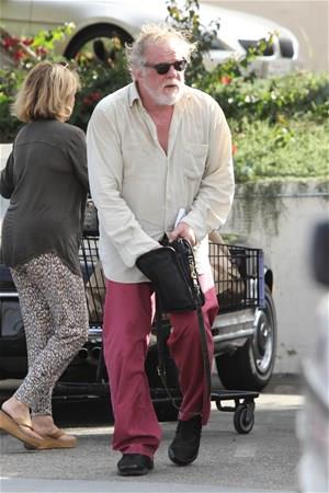 Hayatnn uzunca bir dneminde alkol sorunuyla mcedele ettii bilinen 76 yandaki oyuncu Nick Nolte, nceki gn 9 yandaki kz Sophie ile birlikte objektiflere takld.