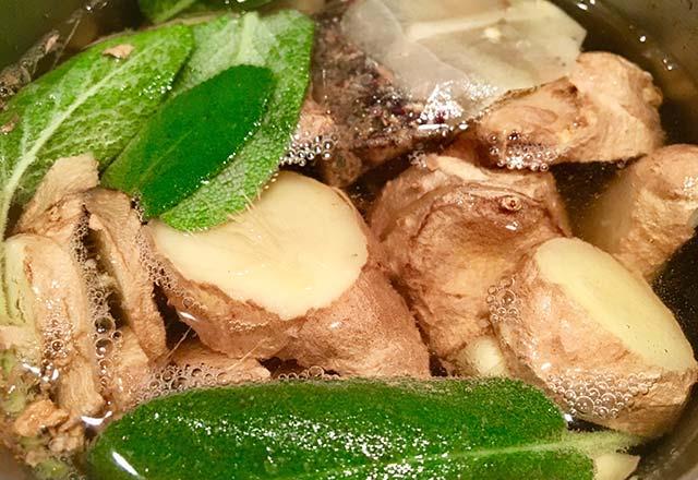 Zencefilli limon   <p>  Zencefil faydalar sebebiyle bir ok hastala iyi geliyor. zellikle burun tkankln annda aan bir zellie sahip olan zencefil,  terleme yoluyla vcuttan zararl toksinlerin atlmasna yardmc oluyor.