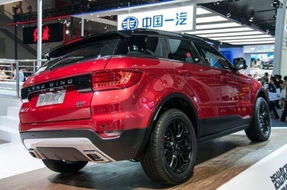 Landwind, inli Evoque'un i mekannda 10.2 in'lik dokunmatik multimedya ekran, stmal yan aynalar, elektronik park freni, geri gr kameras, hz sabitleyici, GPS, Bluetooth, klima kontrol sistemi ve anahtarsz giri/altrma zelliklerini bir arada sunuyor.