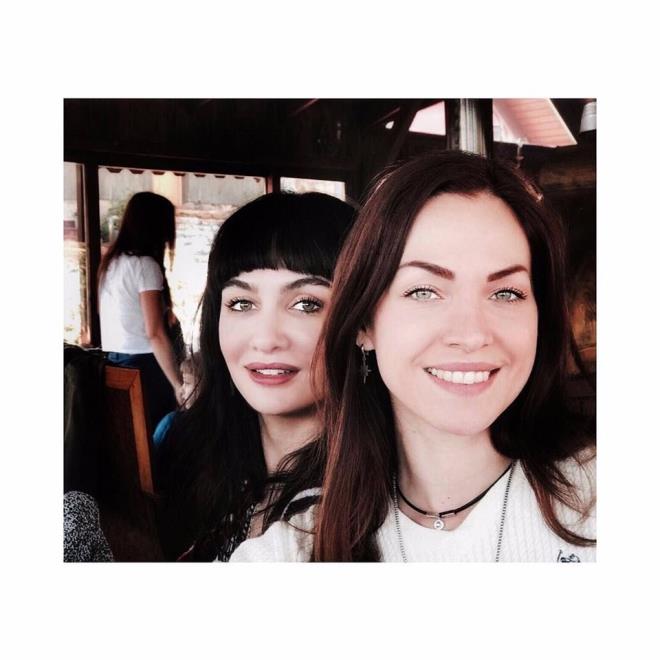 Birce Akalay<p>    "Ben hi yalnz yrmedim ki..  Varlnla her daim mrm neelendirdin.  Kalbime kuvvet,  Aklma bir tatl huzur,  Dostuumuza, kardeliimize hi vazgemeden emek verdin.  Kardeim,mrn gl yzn gibi gzel gesin..Glmsemen hi solmasn dier yarm...yi ki dodun.."