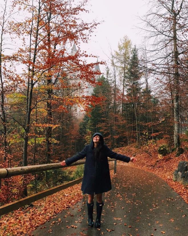 Elvin Levinler  <p>  "Sonbaharda yamur dansn, balkaba orbasn ve renkleri ok sevenler avcuma mum diksin"