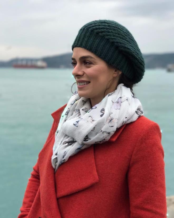 zge zpirinci<p>    "Hani su gozun kenarinda olan cizgiler var ya, kaz ayaklari diyolar galiba, iste sanki onlar ne kadar coksa o kadar gulmussun gibi geliyo bana... "