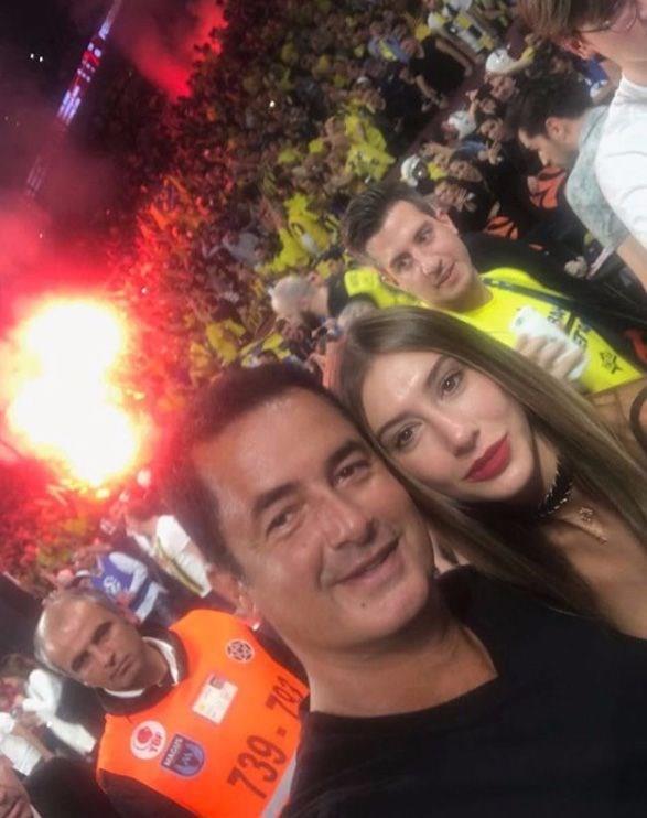 Acun Ilcal, ei eyma Suba ile Euroleague finaline ekildii fotoraf Instagram sayfasnda takipileri ile paylat. Fotoraf beenmeyen eyma Suba, Acun Ilcal'nn paylamnn altna "Keke paylamadan nce benim de nasl ktma baksaydn..." notunu dt.