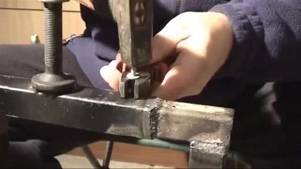 Zorlu k gnlerinde kar lastii bulmakta glk eken adam, garajnda kendi kar lastiini yapt.