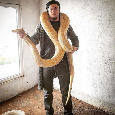 Aref&#8217;in ald kilolar ve uzun salar ve vahi hayvanlarla verdii pozlar ile grenleri artyor.