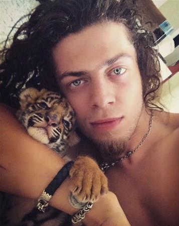 Sosyal medya hesaplarnda yaynlad fotoraflarla bir hayli deitiini gzler nne seriyor.