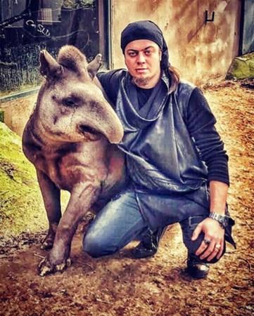 u sralarda gzden uzak olmay ve kendi ovlarn byk irketler ve projeler iin yapmay tercih ediyor.