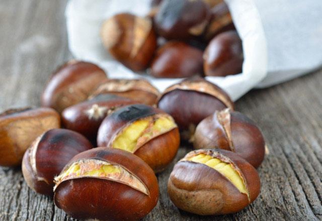 Kestanenin dier yemilerden daha az kaloriye sahip olduunu belirten Beslenme ve Diyet Uzman Ula zdemir, &#8220;Kestanenin 100 gramnda 170 kalori bulunuyor. Yani 3 orta boy kestane 1 dilim ekmek ile edeerdir&#8221; dedi. Kestanenin ara nlerde tercih edilebileceini vurgulayan zdemir, &#8220;Kestane B ve C grubu vitaminleri, potasyum, magnezyum, demir asndan zengin bir kaynaktr. Diyet lifi asndan 100 gram kestane gnlk ihtiyacn yzde 21&#8217;ini karlayabilir&#8221; eklinde konutu.