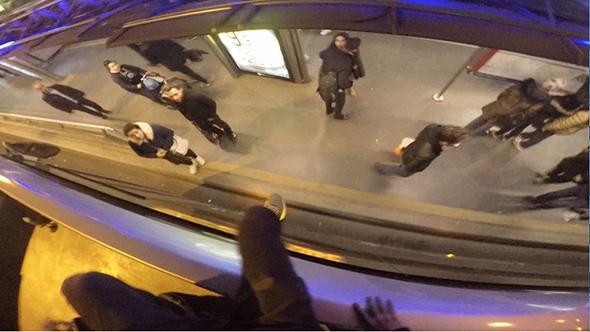 Metrobsn iinde yolculuk yapmann skc olduunu belirten Smirnov, yle konutu: " "Metrobste insanlar ierisinde hep cep telefonlaryla urayor. Bu da bana keyif vermiyordu. Byle bir proje aklmda hep vard. Ancak arkadam Jack sayesinde bunu hayata geirdim. Benim iin gzel bir macera oldu. Hep metrobsn iinde yolculuk yaptm iin bu kez stnde yaptm. Baya keyifli oldu. Tabi kimse bunu yapmasn. ou kii beni rnek alarak bu spora balamak istiyor. Her zaman sylyorum, arkadamn tecrbesi olduu iin onunla beraber yaptm. Yaklak 7 yldr bu sporu yapyorum ve her trl tedbiri alm durumdaym. nlem alnmazsa ihmaller sonucu kt olur.&#8221;