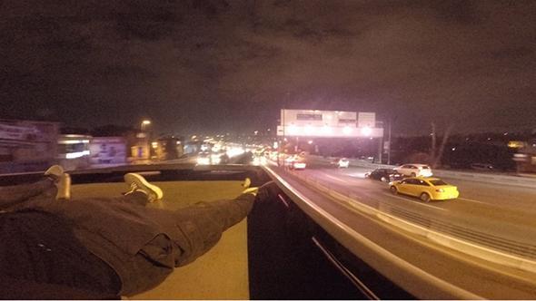 Vatandalarn akn baklar arasnda metrobsn stnden duraa atlayan genler, bu kez de metrobs yoluna girdi. Yanlarndan geen metrobslere aldr etmeden dakikalarca koan genler, canlarn hie sayp tehlikeye att.