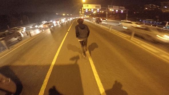 Smirnov&#8217;un arkada Jack Kahyaolu ise, &#8220;Metrobsn stnde giderken antam dt. Bir sre sonra fark ettim. Metrobs Zincirlikuyu&#8217;da durarak ofrn deitirdi. Daha sonra tekrardan yola kt. Sonra bir de metrobs yoluna ktk, ofrler bize korna bast. ofrler baya bard, size ara arpar gelin benle dediler. O azimle antay bulduk ve metrobse atladk, efsane oldu. Ben metrobsn stnde giderken bir anda yola kitlendim. Pavel bana &#8216;bana bak&#8217; diye seslendi. Ayaa kalktm da bir anda adrenalin patlamas yaadm&#8221; ifadelerini kulland.