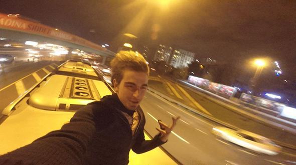 O anlar kaydeden lgn genlerin seyir halindeyken ayaa kalkmalar yrekleri aza getirdi. Bir ara aracn zerinde cep telefonundan oyun bile oynayan genlerin tehlikeli yolculuu &#8220;bu kadarna da pes&#8221; dedirtti.