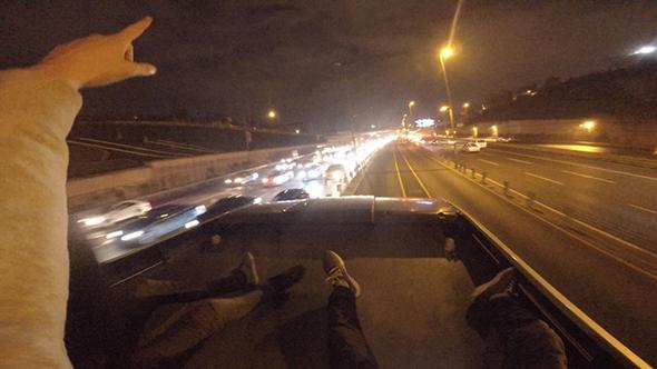 Yaptklar lgnlk hakknda konuan Pavel Smirnov, &#8220;Yaptmz ey arkadan fikriydi. Metrobsn bir duran daha nce grmtk. Oraya trmanarak metrobse atladk. Bizim amacmz 15 Temmuz ehitler Kprs'nden gemekti. Ancak metrobs Zincirlikuyu istasyonundan geri dnd. Metrobsn stnde i taraflar kapal olduu iin rahat gittik. Ayryeten stnde tutma yeri vard. Bende hem anta hem de grnt kayt cihaz vard" dedi.