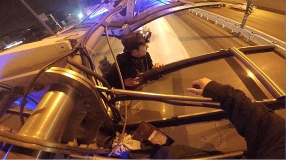 Kahyaolu, &#8220;Beyaz renkli metrobslerin st dz olduu iin dme ihtimaline karn siyah renkli metrobse bindik. Yaklak 12 durak gittik. Trkiye&#8217;de byle bir eyi ilk defa yaptk. Yeni kuleler ina ediliyor, onlara da trmanacaz. stanbul&#8217;un trafiine katlmak istemiyorum dedim. Daha rahat nasl yolculuk yapabilirim diye dndm ve metrobsn stne ktm ve yatarak seyahat ettim. Sakn denemeyin&#8221; diye konutu.