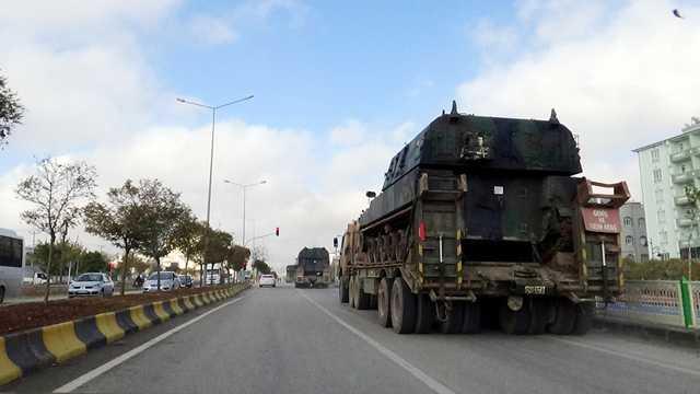 Suriye'nin Halep kentine bal Afrin ilesinin karsnda bulunan Kilis'te snra askeri sevkyat srerken, Frat Kalkan Harekat'nn ss olan Elbeyli ilesinden yola kan, ierisinde frtna obs toplarnn da bulunduu zrhl personel taycs M114 ile mhimmat tayan aralar kente ulat.