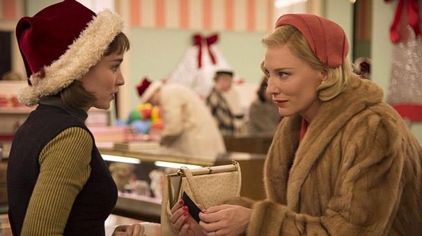 6- Carol - 95 puan<p>    Belki En yi Film Oscar'n kazanamad ama eletirmenler, yaynland 2015 ylnda bu filme baylmt. Seattle Times gazetesinden Moira McDonald, "Film bir yk anlatmaktan ok, bir ruh halini anlatyor" diyor. ngiliz-Amerikan romantik dram filmi Carol, 1952'nin New York'unda geiyor. Fotorafla hevesli gen bir kadnn, zor bir boanma yoluna giden yal bir kadnla ilikisini anlatyor.