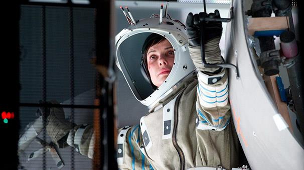 5- Yer&ccedil;ekimi (Gravity) - 96 puan<p>    Los Angeles Times gazetesinden Kenneth Turan, "Bu uzay operasn kelimelerle anlatmak ok zor" diyor. Bilim kurgu, gerilim ve dram trlerine giren Yerekimi, uzay grevleri srasnda aralarnn hasar grmesi sonucu iki astronotun hayatta kalma mcadelesini konu alyor.