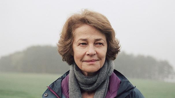 14- 45 Yl (45 Years) - 94 puan<p>    Bu listedeki tek Charlotte Rampling filmi olmas biraz artc ama 45 Yl da tm zamanlarn en iyileri arasnda yer alabilecek nitelikte. Entertainment Weekly'den Leah Greenbalatt'n dedii gibi, "Rampling sessiz, gzel kalibre edilmi bir oyunculuk sergiliyor." Kate Mercer ve kocas evliliklerinin 45'inci yln kutlayacak olan bir ifttir. Kate bunu partiyle kutlamay planlamaktadr ve hazrlklara balamtr. Bu esnada kocasna bir mektup gelir. Mektupta ilk aknn cesedinin svire Alplerindeki buzullar ierisinde bulunduu yazmaktadr. Bu durum evliliklerinde yeni bir dnemin balamasna neden olur.