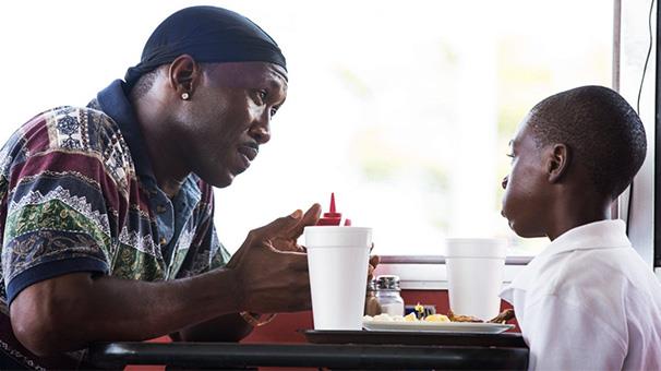 2- Ay I (Moonlight) - 99 puan<p>    'En yi Yardmc Erkek Oyuncu' ve 'En yi Film' Oscar dl kazanan 'Ay I', mkemmele yakn bir film. Boston Globe eletirmeni Ty Burr filmi "artc" olarak tanmlyor. nsan ilikileri ve insann kendini kefetmesi hakknda bir film olan Ay I, gen siyahi bir adamn ocukluundan yetikinlie kadar Miami'nin zor bir mahallesinde, hayatta kendine yer edinme savan ve byme hikayesini anlatyor. Chiron'un hayatnn 3 ayr dnemini anlatan film, kahramann annesiyle ilikisine, okul hayatna, romantik ilikisine, i hayatna ve uyuturucu satcl yapan Juan ile olan ilikisine deiniyor.