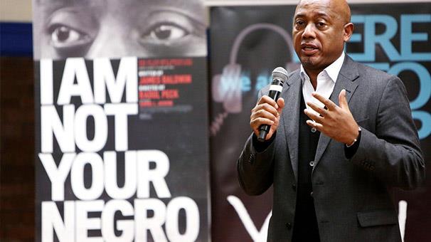 10- Ben Senin Zencin Deilim (I am Not Your Negro) - 95 puan<br /> &nbsp;<p>    Usta ynetmen Raoul Peck&#8217;in imzasn tayan Oscar aday bu belgesel, nl Amerikal yazar James Baldwin&#8217;in yarm kalm yapt Remember This House&#8217;u merkezine alyor. Baldwin, ksa aralklarla ldrlen Afro-Amerikal  aktiviste; Medgar Evers, Malcolm X ve Martin Luther King Jr.&#8217;a dair anlarndan yola karak Amerika&#8217;da rkln kkeni ve bununla nasl mcadele edilebilecei zerine bir deneme yazmay hedeflemiti bu yaptnda. Peck ise yarm kalm bu metni ariv grntleriyle birletirerek, Baldwin&#8217;in o dnemde rkla dair sylediklerinin gnmzde Amerika&#8217;da hl geerli olduunu hayranlk uyandrc ekilde ortaya koyuyor. Filmde Baldwin'in metnini Samuel L. Jackson seslendiriyor.