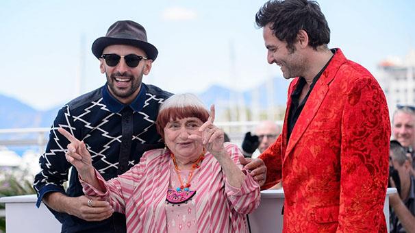 9- Mekanlar ve Y&uuml;zler (Faces Places) - 95 puan<p>    Bu listedeki en yksek puanl belgesele ulatnz :) Vox'tan Alissa Wilkinson zellikle vglere bouyor ve yapm, "Elenceli, artc ekilde gl bir belgesel" olarak tanmlyor. Yeni Dalga&#8217;nn &#8220;bykannesi&#8221; Agns Varda ile Fransz sokak sanats ve fotoraf JR birlikte Fransa&#8217;nn kylerini geziyor. kili bir yandan halkla sohbet ediyor, fotoraf ekiyor, ektikleri fotoraflar sergiliyor, bir yandan da dost olup birbirlerini daha iyi tanmaya alyor.