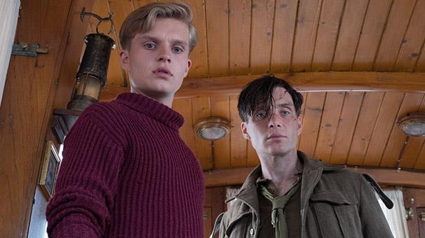 15- Dunkirk - 94 puan<p>    Christopher Nolan'n favori filmlerinden olmasa da, 2017 yl iinde ok ses getirdii kesin. Film, kinci Dnya Sava srasnda ngiliz ordusunun Fransa'nn Dunkerque kylarnda 400 bin askerle skmas ve bu ordunun, deniz desteiyle Dunkerque'ten tahliye edilmesini anlatyor. Nolan,  adan senaryoyu yazarak (kara, deniz ve hava) ve az diyalog kullanarak merak duygusu uyandryor. 523 milyon dolarn zerinde haslat elde eden Dunkirk, yaynland dnemde eletirmenler tarafndan vgye boulmutu. Birou, Dunkirk iin "imdiye kadar yaplm en iyi sava filmi" dedi.