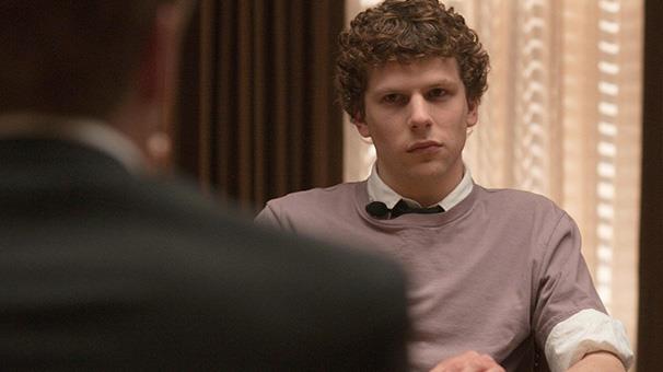 8- Sosyal A (The Social Network) - 95 puan<p>    Facebook'un kuruluunu ve ilk yllarn anlatan David Fincher'n bu filmi de 3 Oscar kazanmt. 2003 ylnda bir akam, Harvard niversitesi rencisi ve bilgisayar programcs Mark Zuckerberg (Facebook'un kurucusu), bilgisayarnn bana oturur ve yeni bir fikir zerinde almaya balar. Ksa sre sonra global dzeyde bir sosyal a oluturacak ve iletiimde devrim yaratacaktr.