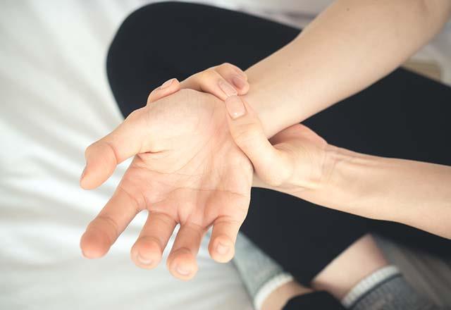 Kalp krizinden lmler genellikle hastalarn salk merkezlerine ge bavurmalar sebebiyle oluyor. Kalp krizi geiren hastalarn yaklak yzde 20-30&#8217;u hastaneye ulaamadan hayatn kaybediyor. Bu nedenle zellikle risk altndaki kiilerin belirtiler baladktan sonra zaman kaybetmeden en yakn salk kuruluuna bavurmalar yaamsal neme sahip.