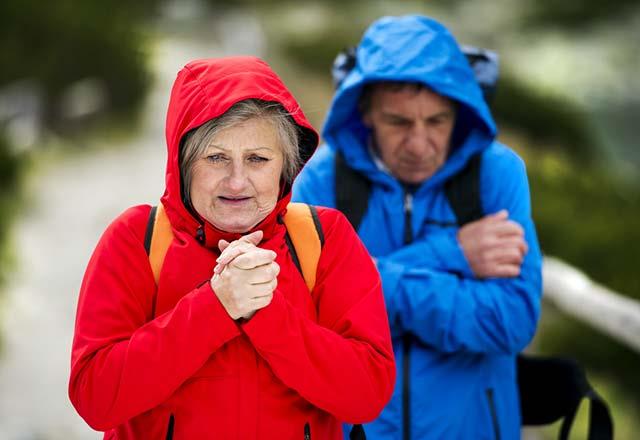 Kalp krizi, kalbi besleyen koroner damarlarn ani tkanmas sonucu oluan ve lmle sonulanabilen ciddi bir tablo&#8230; Kalp krizine yol aan en nemli risk faktrleri olarak erkek olmak, yan erkeklerde 45&#8217;in kadnlarda 55&#8217;in zerinde olmas, diyabet, sigara yks, genetik yatknlk, yksek tansiyon, yksek kolesterol, hareketsiz yaam tarz ile salksz beslenme sonucu gelien obezite ve stres gsteriliyor.