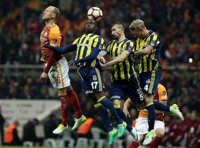 Spor Toto Sper Lig'in 28. haftasndaki derbi mata Galatasaray ile Fenerbahe, Trk Telekom Arena'da kar karya geldi. Bir pozisyonda Galatasarayl oyuncu Semih Kaya (26) ile Fenerbaheli futbolcular Moussa Sow (17), Mehmet Topal (5) ve Simon Kjaer (4) mcadele etti. Arif Hdaverdi Yaman
