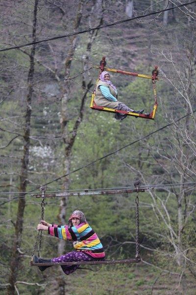 Rize'de yaayan iki kadn, 120 metre uzunluunda ilkel teleferikle her gn evlerine gidiyor. Fikret Delal