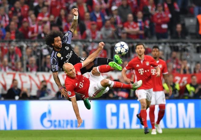UEFA ampiyonlar Ligi eyrek final ilk manda, Bayern Mnih ile Real Madrid takmlar, Mnih'deki Allianz Arena'da kar karya geldi. Karlamada, Bayern Mnih oyuncusu Arjen Robben rakibi Marcelo (solda) ile mcadele etti. Lukas Barth