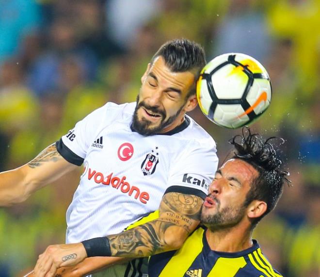 SPOR KATEGORS Sper Lig&#8217;in 6. haftasnda Fenerbahe ile Beikta, lker Stad&#8217;nda karlat. Bir pozisyonda Fenerbaheli futbolcu Mauricio sla (4) ile Beiktal Alvaro Negredo (9) mcadele etti. Salih Zeki Fazlolu