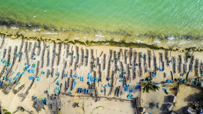 Hint okyanusunun kysnda yer alan Madagaskar, doal gzelliklere sahip doasyla kefedilmeyi bekliyor. Tatil kenti, Toliara'da yer alan sahillere ise balklar youn ilgi gsteriyor. Gelir seviyesinin dk olduu kentte insanlar eski kayklarla balklk yaparak geimlerini salyor. Ahmet zgi