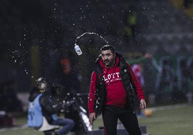 Spor Toto Sper Lig'in 23. haftasnda Genlerbirlii ile Akhisar Belediyespor, 19 Mays Stadyumu'nda karlat. Bir pozisyonda Genlerbirlii Teknik Direktr mit zat sinirlenerek elindeki su iesini frlatt. zge Elif Kzl