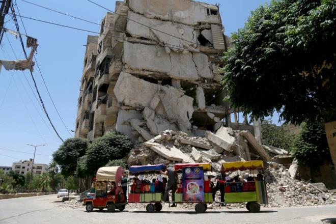 Suriye'nin bakenti am'n Dou Guta blgesindeki Arbin ilesinde, sivil savunma ekipleri ocuklara mesleklerini tantmak iin bayram etkinlii yapt. Grevliler, ocuklar trene bindirerek gezdirdi. Amer Almohiban
