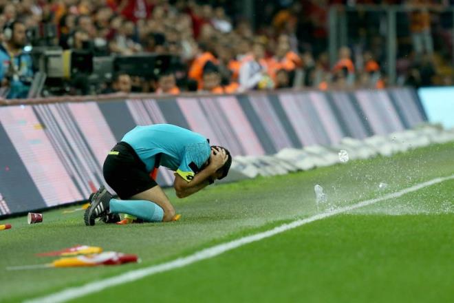 Sper Lig'in 9. haftasnda Galatasaray ile Fenerbahe kar karya geldi. Man yan hakemi Tark Ongun, bir pozisyon sonras tribnlerden gelen yabanc maddeler nedeniyle saha kenarnda kendini yere brakt. Onur oban